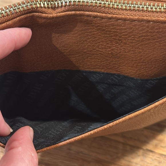Steve Madden leather look wristlet 8x5.5 - Picture 4 of 8